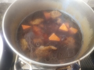 排骨土豆炖豆角,十分钟后加入胡萝卜继续烧