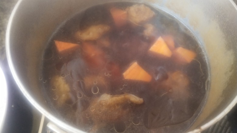 排骨土豆炖豆角,十分钟后加入胡萝卜继续烧
