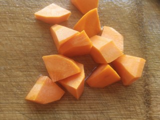 排骨土豆炖豆角,胡萝卜切成滚刀状