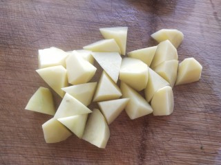 排骨土豆炖豆角,土豆削皮切滚刀状
