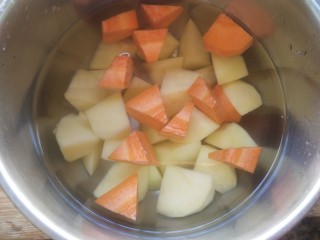 排骨土豆炖豆角,把土豆冲洗几遍后泡在水里胡萝卜我是图方便也一起扔进去