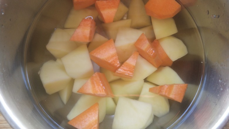 排骨土豆炖豆角,把土豆冲洗几遍后泡在水里胡萝卜我是图方便也一起扔进去