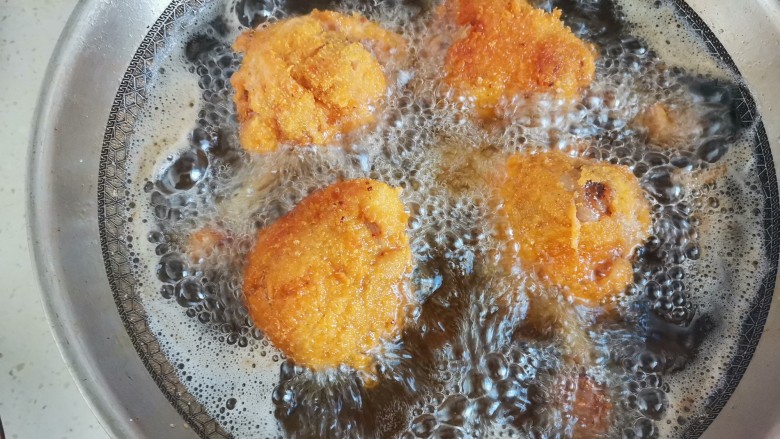 香酥锤子鸡腿,锅烧油油温六成热，下入鸡腿小火炸十分钟，炸至表面金黄酥脆熟透，捞出控油