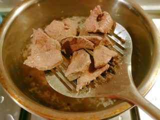 青菜猪肝汤,猪肝放入开水中煮至变色，水中加入花椒去腥增香。