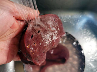 青菜猪肝汤,用水柱冲入猪肝血管，进行冲洗去污血