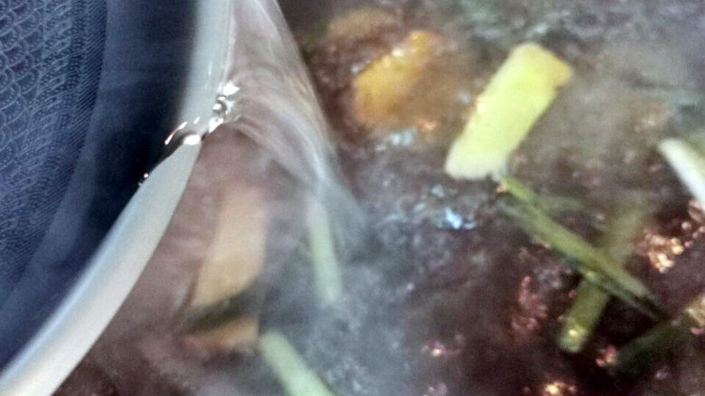 青菜猪肝汤,加入沸水