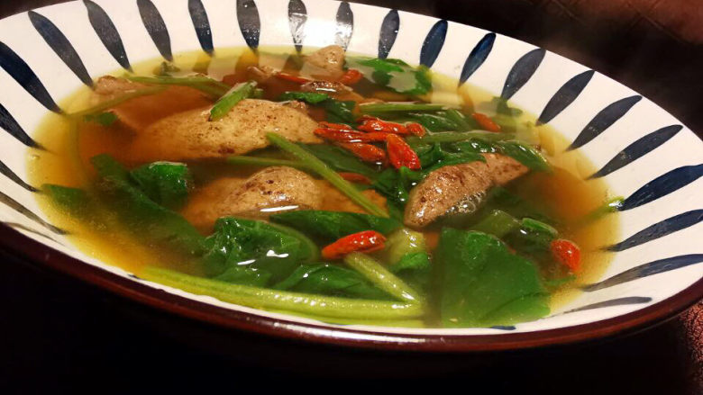 青菜猪肝汤,汤清味浓，冬天太适合来一碗＂养眼＂