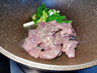 青菜猪肝汤,锅中下少许油爆香葱姜后，放入猪肝片