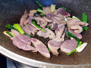 青菜猪肝汤,摊开猪肝片，有利于将每一片煎香