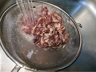 青菜猪肝汤,用水冲洗猪肝表面的面粉，顺便带走腥臭味