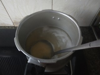 百合小米粥,烧开用勺子搅拌一下，防止粘锅