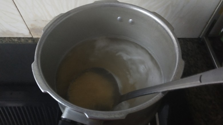 百合小米粥,烧开用勺子搅拌一下，防止粘锅