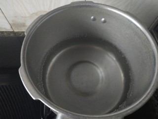 百合小米粥,高压锅里放入清水，开大火，等到锅里开始冒小气泡