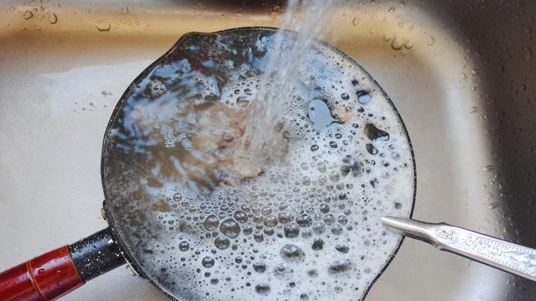 排骨土豆炖豆角,大火煮七八分钟后用流动水冲洗掉表面的浮沫，控干水分