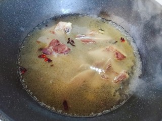 排骨土豆炖豆角,加适量热开水（水量和食材齐平）