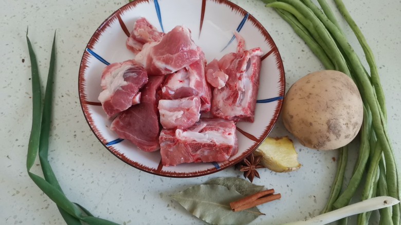 排骨土豆炖豆角,准备食材备用