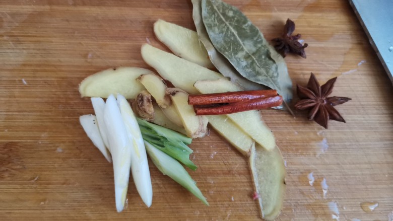 排骨土豆炖豆角,葱姜切片备用
