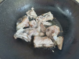 排骨土豆炖豆角,然后起锅烧油，下入排骨小火煎至表面微焦
