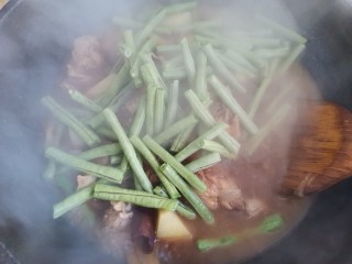 排骨土豆炖豆角,加入适量清水大火煮开转小火炖20分钟，炖至排骨熟透，加入土豆豆角继续炖至土豆软烂