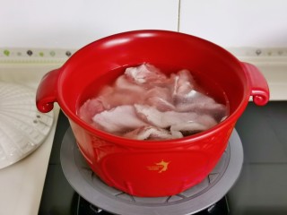 香酥鸭腿,冷水下锅焯水。