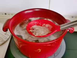 香酥鸭腿,烧开后撇出浮沫，煮2分钟捞出冲洗干净。