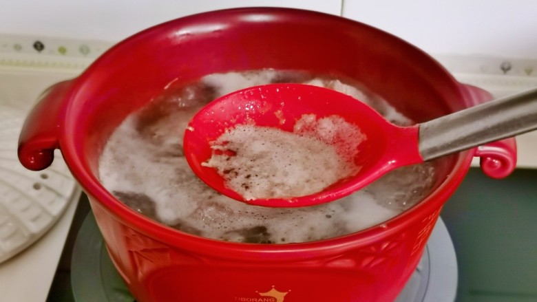 香酥鸭腿,烧开后撇出浮沫，煮2分钟捞出冲洗干净。