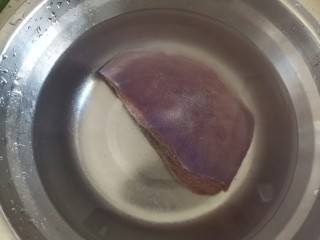 青菜猪肝汤,猪肝放入盐水浸泡2小时去除血水