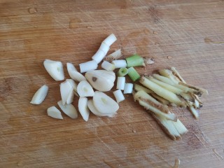 青菜猪肝汤,大蒜切片，葱切碎，姜切丝