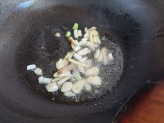 青菜猪肝汤,起锅烧油，下入葱姜蒜爆香