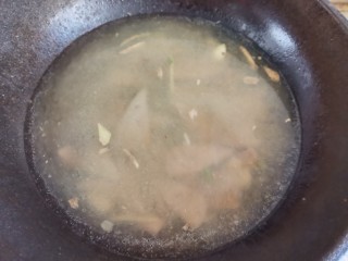 青菜猪肝汤,再加入适量清水，大火煮开