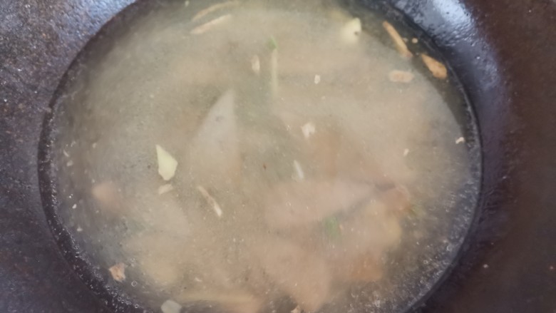 青菜猪肝汤,再加入适量清水，大火煮开