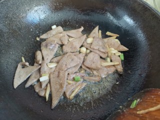 青菜猪肝汤,下入腌制好的猪肝翻炒至变色