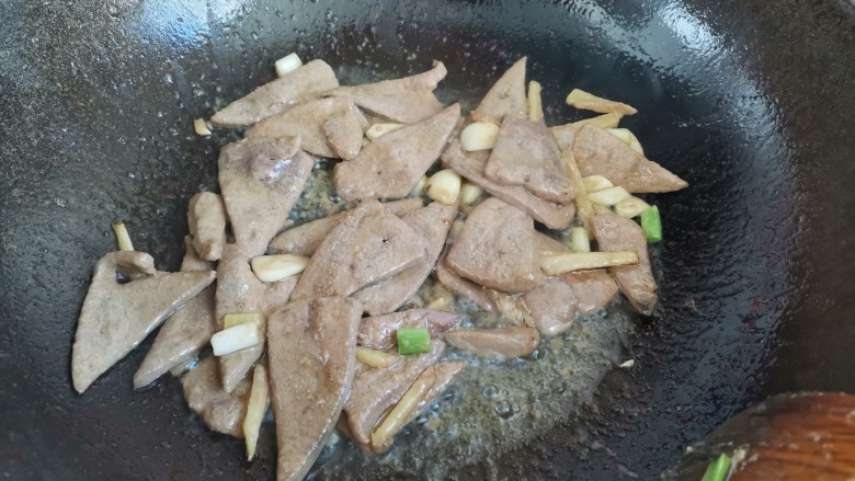 青菜猪肝汤,下入腌制好的猪肝翻炒至变色