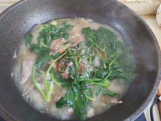 青菜猪肝汤,水开后加入青菜煮至断生，加入适量的盐，鸡精胡椒粉翻拌均匀即可出锅