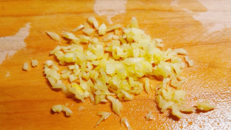 姜汁莲藕,姜切碎。