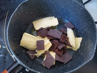 布朗尼芝心蛋糕,黄油和巧克力放入奶锅中，小火加热