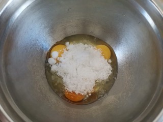 布朗尼芝心蛋糕,一个无水无油的盆中打入三个鸡蛋，加入细砂糖