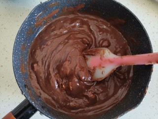 布朗尼芝心蛋糕,倒入装有巧克力，黄油的奶锅中搅拌均匀，翻拌好的面糊是光滑细腻的