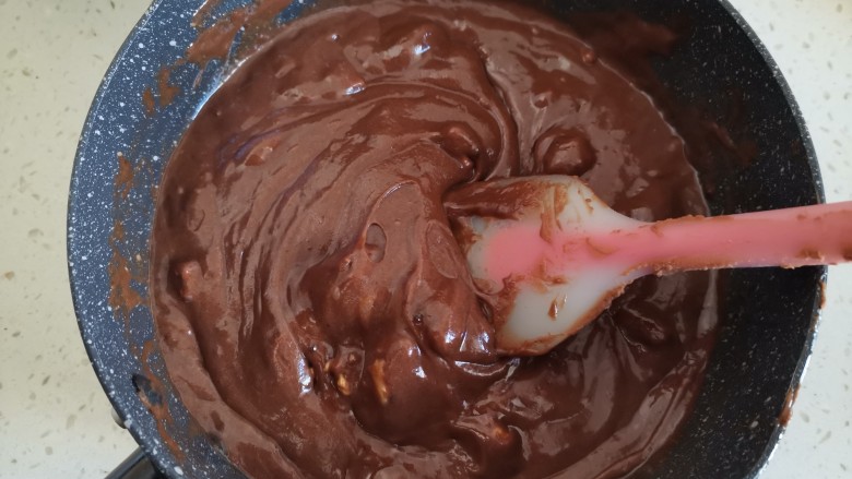 布朗尼芝心蛋糕,倒入装有巧克力，黄油的奶锅中搅拌均匀，翻拌好的面糊是光滑细腻的