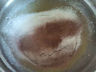 布朗尼芝心蛋糕,然后过筛低筋面粉，可可粉，泡打粉