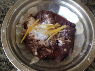 青菜猪肝汤,把猪肝放在碗里，加入盐，料酒，姜丝，淀粉