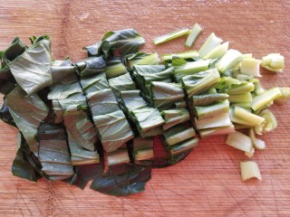 青菜猪肝汤,青菜是老妈种的，不用浸泡，冲洗干净切小段