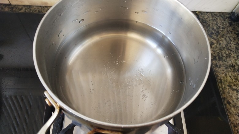 青菜猪肝汤,锅里放入盐和水烧开