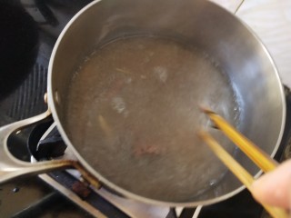 青菜猪肝汤,放入腌制好的猪肝，焯一会看到变色即可捞出