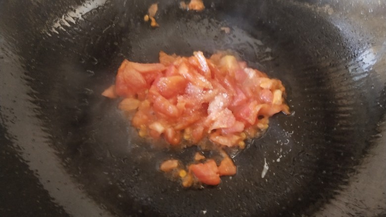 番茄鸡蛋面疙瘩,锅里放油烧热，放入西红柿，适量白糖炒出汁