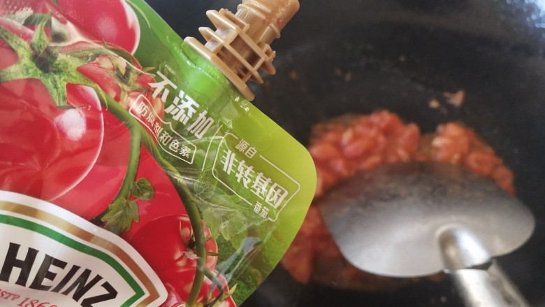 番茄鸡蛋面疙瘩,加入适量的番茄酱翻炒均匀，加入适量的开水