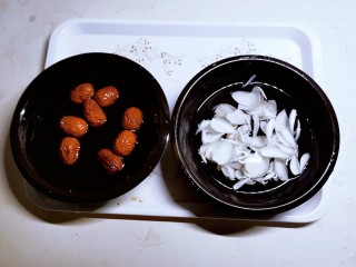 百合小米粥,百合一瓣一瓣折下来清洗干净，红枣清洗干净。