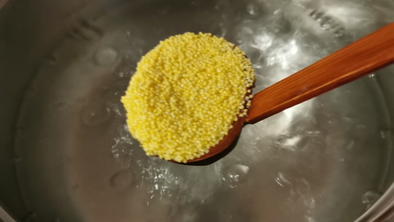 百合小米粥,汤锅烧开水，放入小米煮制。