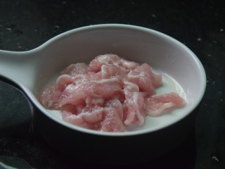 青菜猪肉粥,猪肉切小块，加入小苏打和食用油抓匀