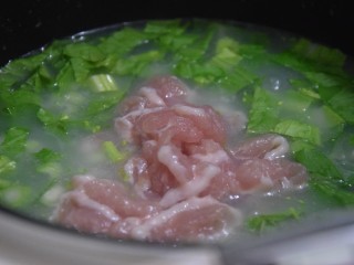 青菜猪肉粥,把青菜和猪肉倒入浓稠的粥中，煮开